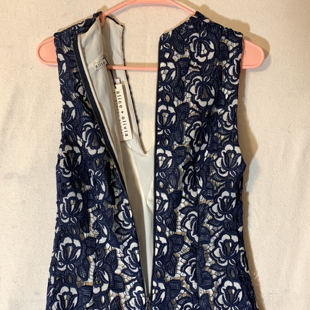 Alice + Olivia womens 4 small Jacki V neck lace dress navy blue with rose new - Picture 13 of 13
